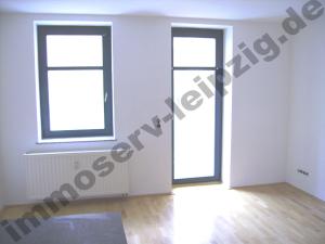 Lindenau, Kleinod mit EBK, Parkett + Balkon, Wohnzimmer mit Balkon