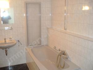 Schleussig, Ger&auml;umige 3-R-Whg. in Parkn&auml;he, Badezimmer